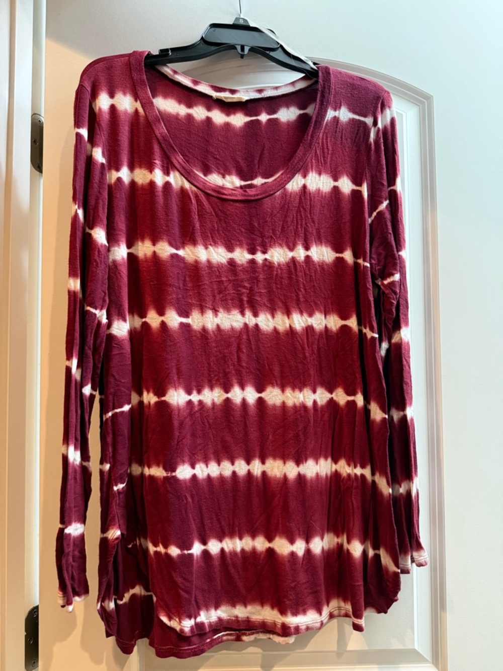 Long-Sleeve Tie-Dye Scoop Neck Top in Burgundy